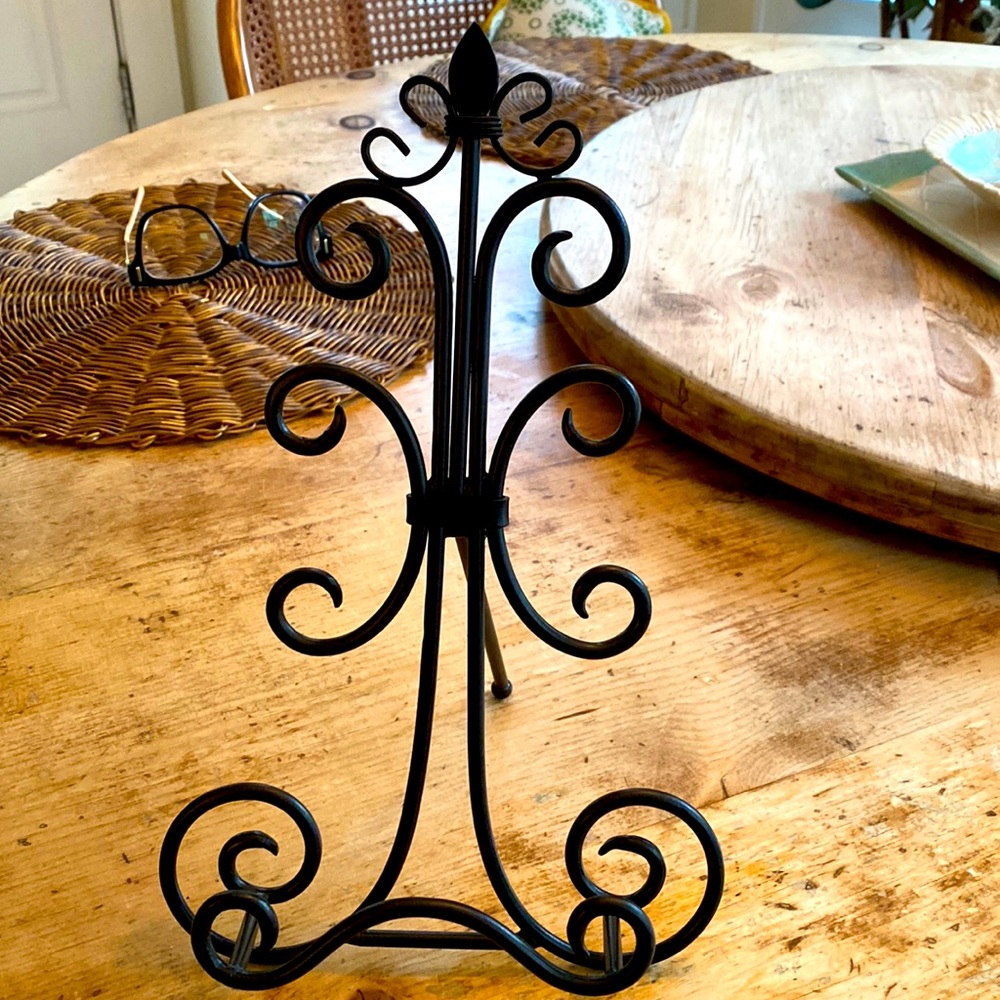 Decorative metal plate stand.